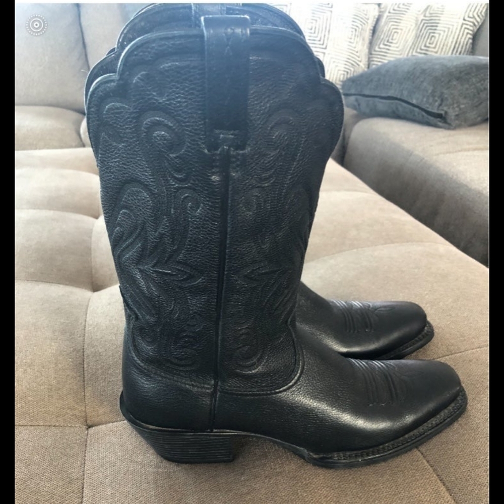 women's Ariat boots like new.